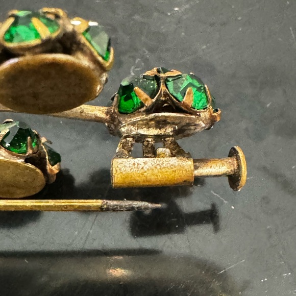 Antique pre-WWII Czech Brooch Sparkly Green Emerald Crystal Brass trombone clasp - Picture 8 of 17